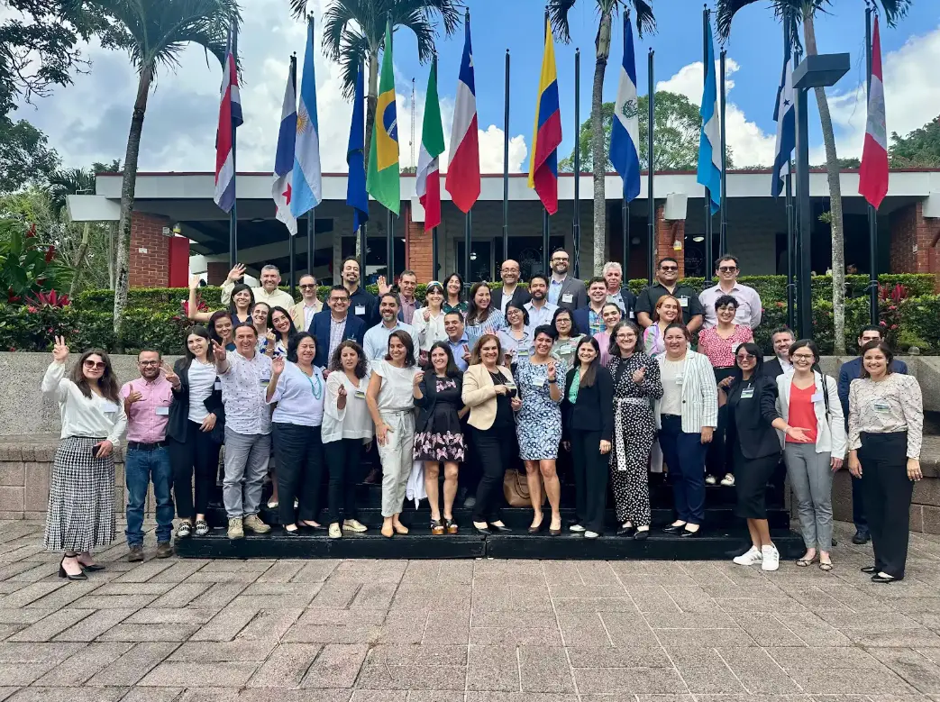 Foto grupal del encuentro regional 2025.